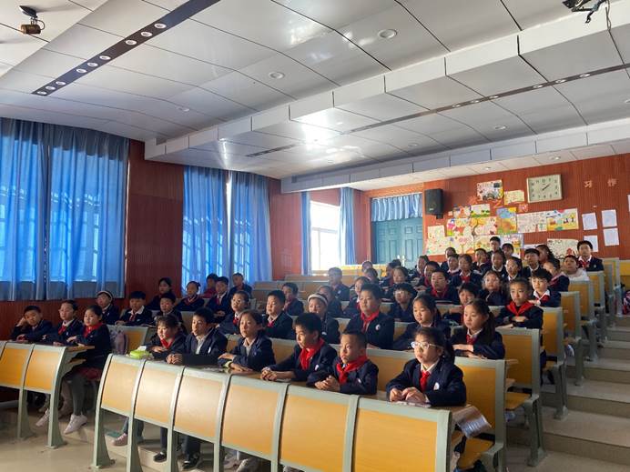 会议室里的人们
中度可信度描述已自动生成